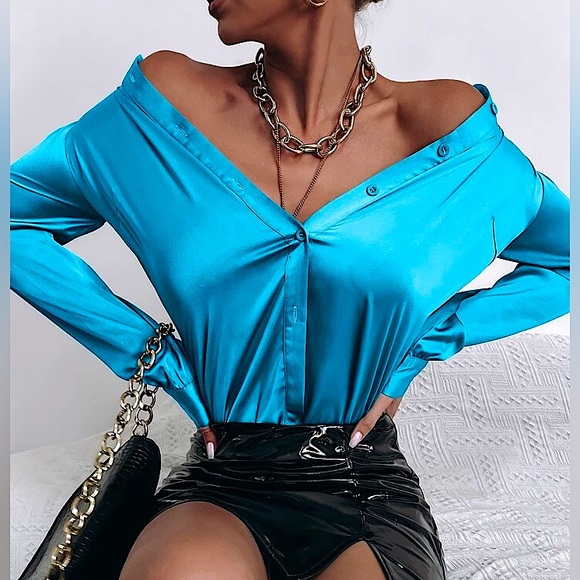 Caribbean BlueTwist Front Blouse - Picture 7 of 15